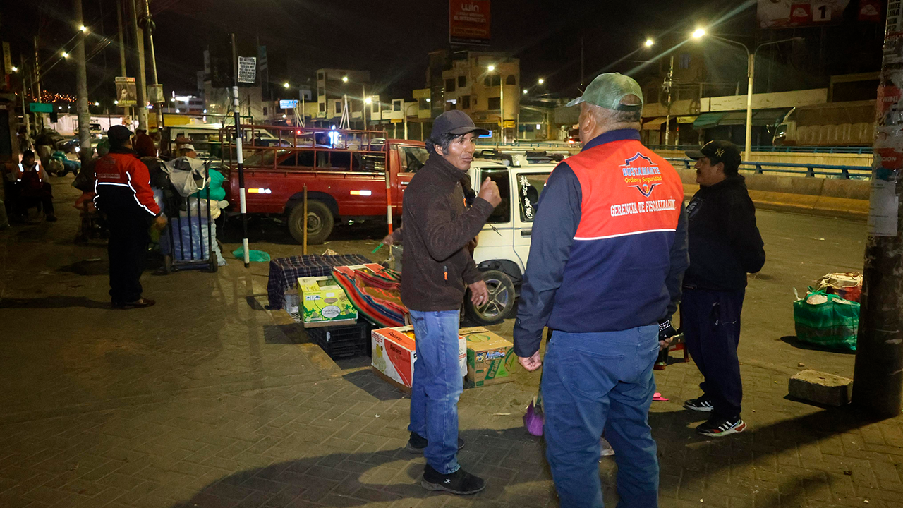 Despliegan más de 60 agentes para frenar comercio informal en el Avelino